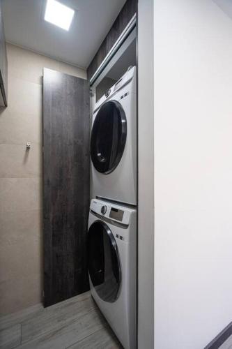 a kitchen with a washer and dryer in a room at Sensación de Amor y Pertenencia: para Recordar in Quito