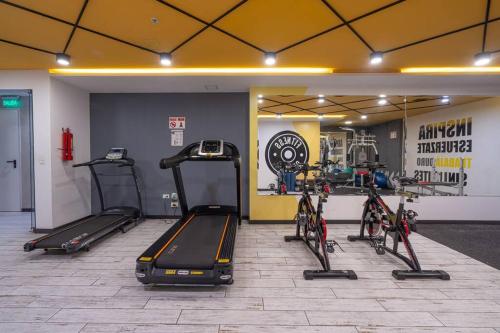 a gym with several treadmills and exercise bikes at Sensación de Amor y Pertenencia: para Recordar in Quito