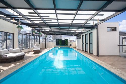 a large swimming pool with blue water in a building at Sensación de Amor y Pertenencia: para Recordar in Quito