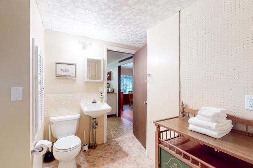 uma casa de banho com um WC e um lavatório em Evans Green em Northfield