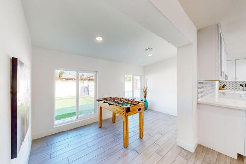 een woonkamer met een tafel met een spel bij Lone Palm Terrace in Scottsdale