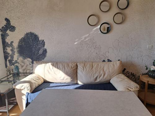 a living room with a couch and a clock on the wall at Gran apartamento familiar in Granada