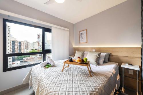 Un dormitorio con una cama con una bandeja de fruta. en MI602 - Studio Aconchegante para 4 Pessoas Próximo ao Parque Augusta, en São Paulo
