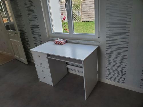 - un bureau blanc dans une chambre avec fenêtre dans l'établissement La Chamarande, peaceful cottage near Tours Amboise, à Montlouis-sur-Loire