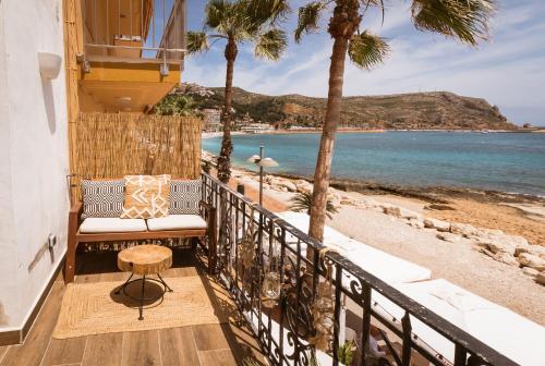 einen Balkon mit einem Stuhl und Strandblick in der Unterkunft The Wave Apartment in Aduanas