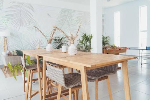een houten tafel in een woonkamer met stoelen bij Balneario Puerto Viejo in Puerto Viejo