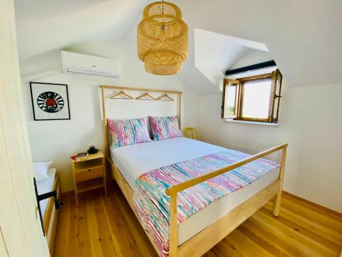 a small bedroom with a bed and a window at Villa Frida in Sumartin