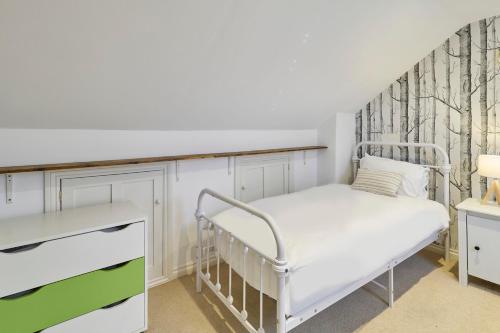 - une petite chambre avec un lit et un bureau dans l'établissement Host & Stay - Sparrows Nest, à Whitstable