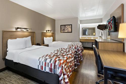 Un pat sau paturi într-o cameră la Red Roof Inn Cleveland - Independence
