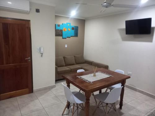 uma sala de estar com uma mesa e um sofá em ALOJAMIENTO NORTE SGO em Santiago del Estero