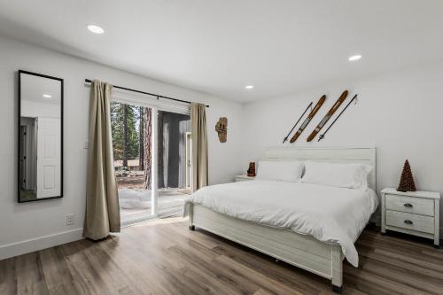 インクライン・ビレッジにあるTahoe Family Friendly Homeのベッドと窓のある白い寝室