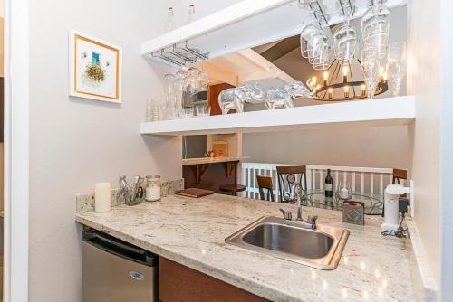 une cuisine avec un évier et un plan de travail dans l'établissement The perfect getaway for a small group or families, à Incline Village