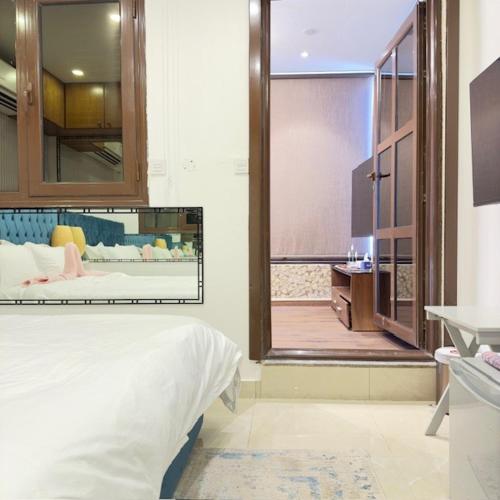 a bedroom with a bed and a large mirror at منتجع اووه يامال البحري في الخيران OOh Yaa Mal in Al Khīrān