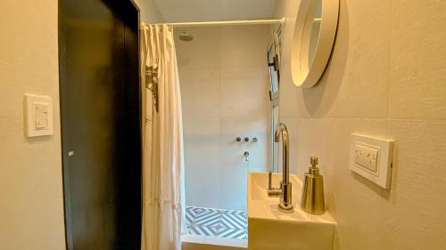 La salle de bains est pourvue d'une douche, d'un lavabo et d'un miroir. dans l'établissement Casa Almeria, à Santa Clara del Mar