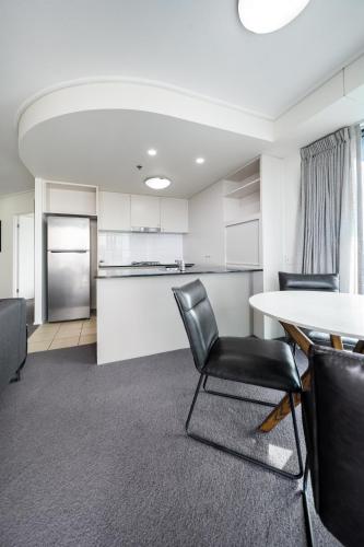 Kuchyň nebo kuchyňský kout v ubytování Oaks Brisbane on Felix Suites