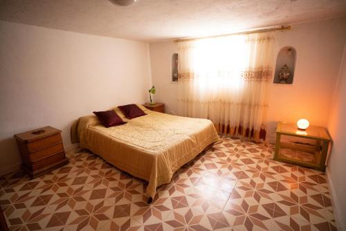 1 dormitorio con cama y ventana en Cozy Home Stay, 