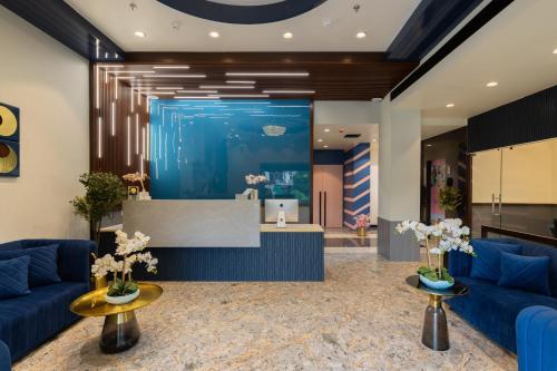 ジャイプールにあるRoyal Rawal - Luxury Boutique Hotelのロビー(青いソファ、カウンター付)