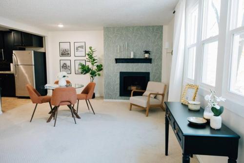 ein Wohnzimmer mit einem Tisch und einem Kamin in der Unterkunft Cozy Apartment a few steps from The Capitol in Salt Lake City