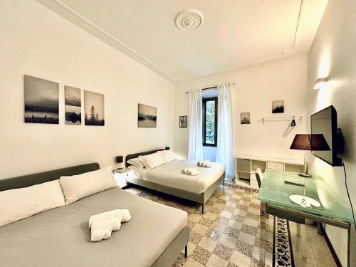 uma sala de estar com um sofá e uma cama em C&Y Apt - Roma Prati - Luxury two bedrooms Apartment em Roma