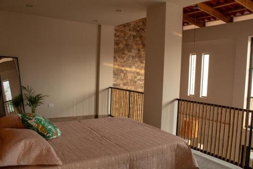 1 dormitorio con 1 cama en una habitación en Hermosa casa de campo con piscina en Cieneguilla, en Cieneguilla