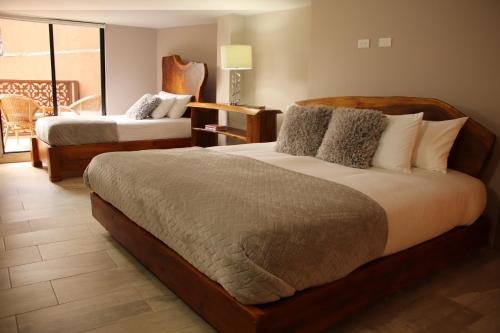 a hotel room with two beds and a balcony at Lujosa Casa Campestre 5 estrellas a 18 min de Cali in Cali