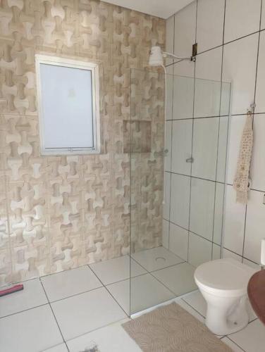 łazienka z prysznicem, toaletą i oknem w obiekcie Lindo Sítio, Itapeva MG a 120km w mieście Itapeva