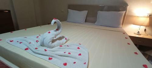 a bed with a swan made out of hearts at pyravista in ‘Ezbet `Abd el-Ḥamîd