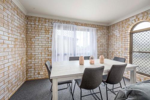 a dining room with a table and chairs at Coast Inn Motel in Ballina