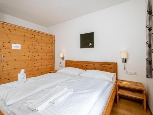 マウテルンドルフにあるPanorama Top 2のベッドルーム(白い大型ベッド1台、木製ヘッドボード付)