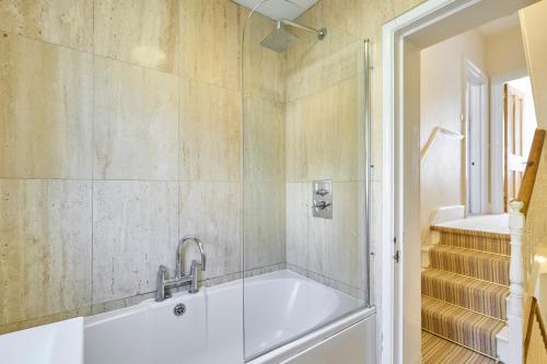 La salle de bains est pourvue d'une baignoire et d'une douche. dans l'établissement Host & Stay - Bellevue Road, à Ramsgate