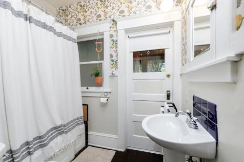 ein Badezimmer mit Waschbecken und Dusche in der Unterkunft The Betty - A 1920s Vintage Bungalow in Portland