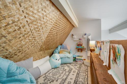 Ruang duduk di Kahakai Cliffside condo