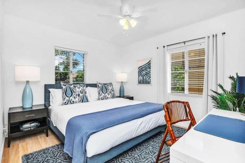 Ένα ή περισσότερα κρεβάτια σε δωμάτιο στο King Bed, Long-Term - Tropical Oasis!