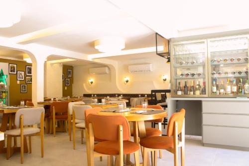 a restaurant with tables and chairs and a bar at Pousada Vila de Pedra in Jericoacoara