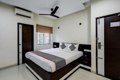 ein Schlafzimmer mit einem großen Bett in einem Zimmer in der Unterkunft Townhouse Majestic Inn in Chennai