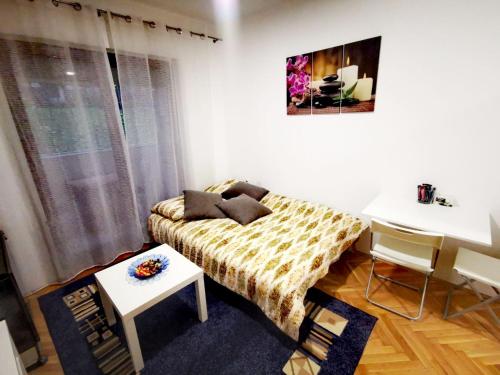 a small room with a bed and a desk at Apartman Mirka 1 in Karaburma