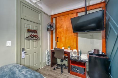 TV a/nebo společenská místnost v ubytování Ram's Hotel
