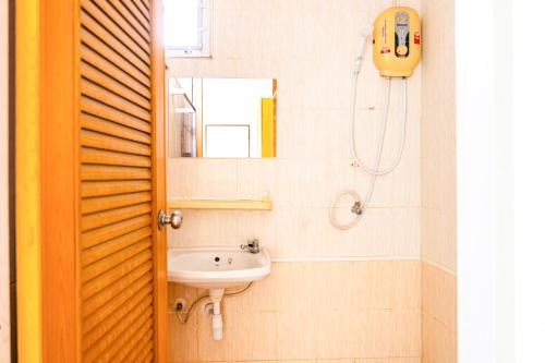 uma casa de banho com um lavatório e um chuveiro em GO INN Suvarnabhumi Airport em Lat Krabang