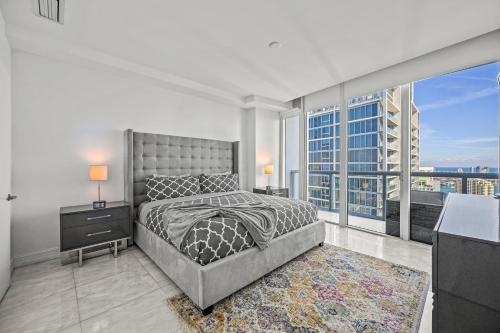 Un pat sau paturi într-o cameră la Icon Brickell • High Floor • Bay & Pool view Free SPA