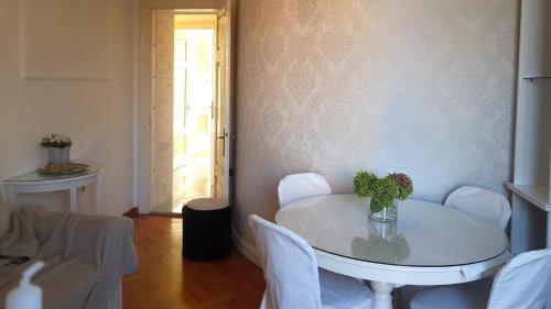 un comedor blanco con mesa y sillas en Apartments by the sea Lovran, Opatija - 14180, en Lovran