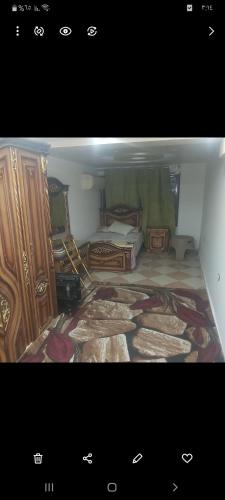 Dormitorio pequeño con cama y alfombra en شقة فندقية, en Alejandría