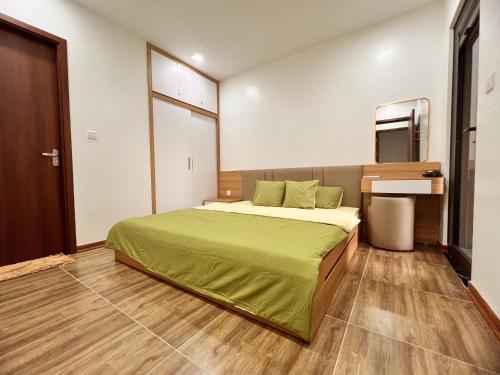 um quarto com uma cama e uma televisão em Happy Homestay 2 em Lạng Sơn