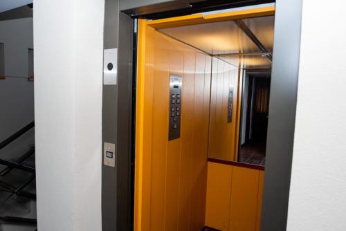 an elevator with a yellow door in a building at Hotel boutique Tramas Andinas in Salta