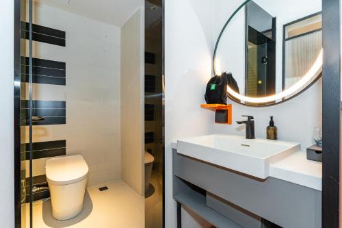 Ein Badezimmer in der Unterkunft Ibis Styles Hotel - 260M from Guangji Street Subway Station