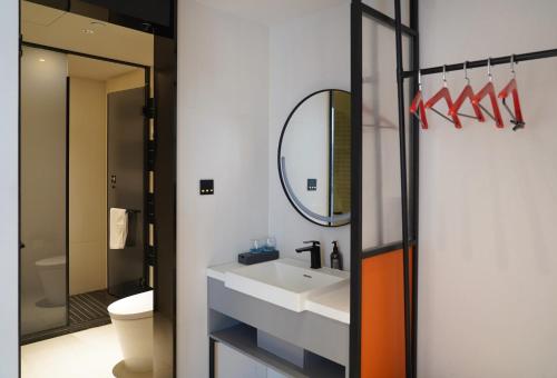 西安的住宿－宜必思酒店(西安钟鼓楼回民街店- 广济街地铁站260米 ），一间带水槽和镜子的浴室