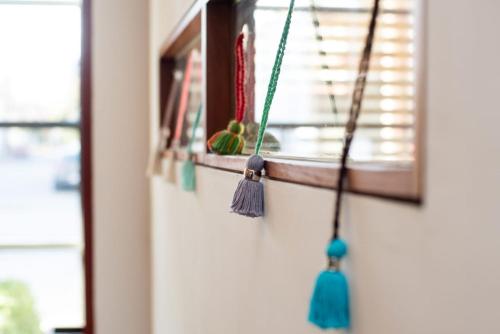 a window sill with a row of ornaments at Hotel boutique Tramas Andinas in Salta