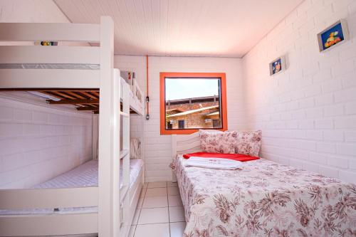 Ένα ή περισσότερα κρεβάτια σε δωμάτιο στο casa pé na areia, ao lado do caminho de moises