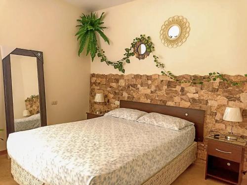 um quarto com uma cama e dois espelhos na parede em Casa de Campo Privada con Piscina en Cieneguilla em Cieneguilla