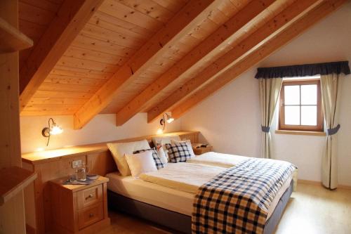 Giường trong phòng chung tại Dolomites Apartments Ciasa Vally