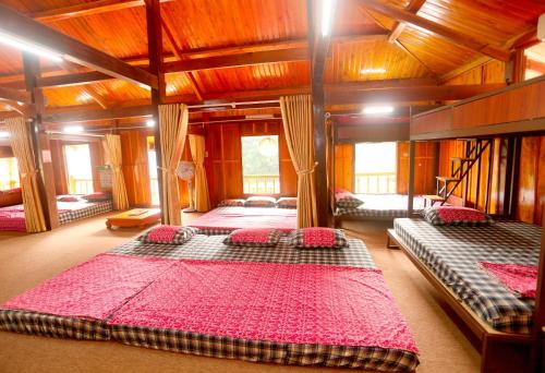 1 dormitorio con 2 camas en una habitación en Thái Sơn Homestay en Ha Giang
